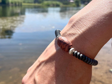 Armband aus Natursteinen in Grau und Braun - Armband Laresa - am Arm getragen - Ella and Me -
