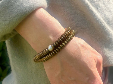 Armband aus kupferfarbenen Steinen mit Perle - Armband Leticia – handgefertigt aus echten Süßwasserperlen – Ella and Me