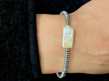 Elegantes Armband aus silbernen Steinen und großer Perle - Armband Lisette – handgefertigt aus echten Süßwasserperlen – Ella ...