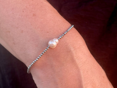 Glitzerndes Armband mit Silberperlen und barocker Perle - Armband Lucy – handgefertigt aus echten Süßwasserperlen – Ella and ...