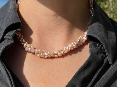 Perlenkette aus 3 Perlenstränge aus Keshiperlen in hellem Rosé, die auf zwei Arten zu tragen ist. - in sehr besonderes Schmuckstück, ein Unikat