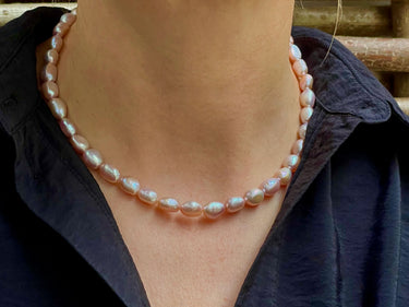 Elegante Halskette aus barocken Perlen in rosa - Perlenkette Roxane – handgefertigt aus echten Süßwasserperlen – Ella and Me
