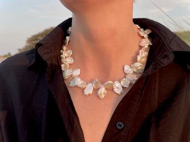 Sehr besondere Keshiperlen in freier Anordnung - eine Perlenkette, die auffällt, ein Unikat