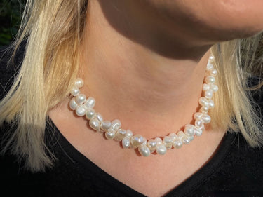 Große weiße Perlen in außergewöhnlichen Formen fügen sich ineinander zu einer außergewöhnlichen Perlenkette - ein Unikat mit besonderem Charme