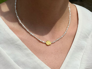 Zarte Perlenkette mit Goldmotiv aus der Inkazeit-Perlenkette Verona – handgefertigt aus echten Süßwasserperlen – Ella and Me