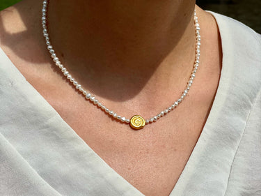 Zarte Perlenkette mit Goldmotiv aus der Inkazeit-Perlenkette Verona – handgefertigt aus echten Süßwasserperlen – Ella and Me
