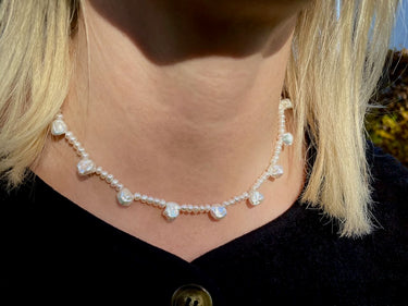 Halskette aus kleinen ovalen Süßwasserperlen mit eingefügten Keshiperlen - verspielt, edel, charmant