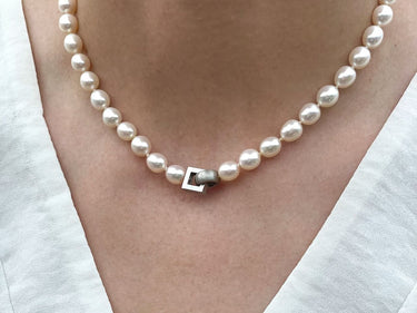 Elegante Perlenkette mit einzigartiger Schließe - Perlenkette Violetta – handgefertigt aus echten Süßwasserperlen – Ella and ...