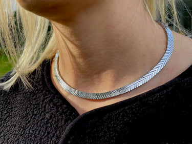 Hämatit Halskette handgefertigt – elegante Steinkette Gabriela Silber – Ella and Me – handgefertigt aus Natursteinen – Ella a...