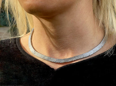 Feine Gliederkette aus silbernen Steinen - Steinkette Gabriela S matt – handgefertigt aus Natursteinen – Ella and Me