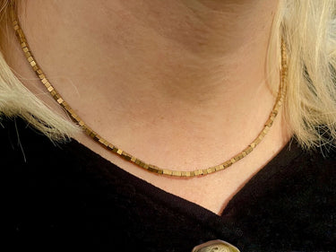 Zierliche Halskette aus goldfarbenen Würfeln - Steinkette Grace – handgefertigt aus Natursteinen – Ella and Me