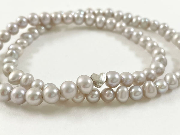 Zartes Armband aus silbergrauen echten Perlen mit Herz - Armband Aida