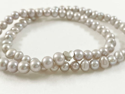 Zartes Armband aus silbergrauen echten Perlen mit Herz - Armband Aida