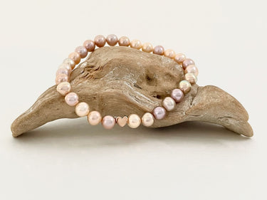 Detail: Armband aus echten Süßwasserperlen – Perlenarmband Anna mit Herz – Konfirmation & Geburtstag Geschenk – Ella and Me –...