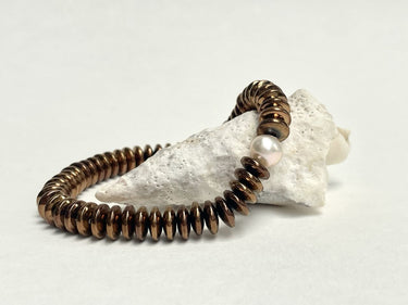 Armband aus echten Süßwasserperlen – Armband aus kupferfarbenen Steinen mit Perle - Armband Leticia – Detailansicht Ella a...