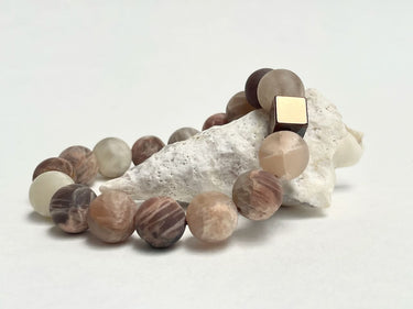 Armband aus echten Materialien – Dezentes Armband aus mattierten Achaten mit Kupferwürfel, Armband Karola – Detailansicht ...