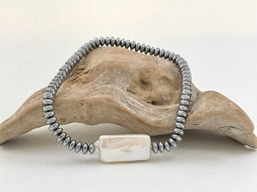 Armband aus echten Süßwasserperlen – Elegantes Armband aus silbernen Steinen und großer Perle - Armband Lisette – Detailansic...