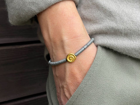 Elegantes Armband aus silbernen Steinen mit goldenem Inka-Motiv, Armband Lisette