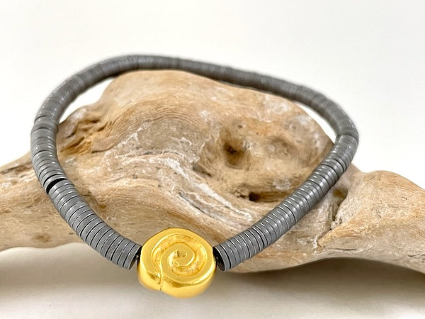 Elegantes Armband aus silbernen Steinen mit goldenem Inka-Motiv, Armband Lisette