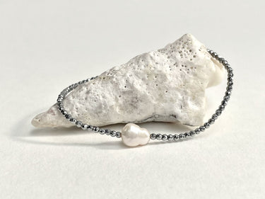 Armband aus echten Süßwasserperlen – Glitzerndes Armband mit Silberperlen und barocker Perle - Armband Lucy – Detailansicht E...