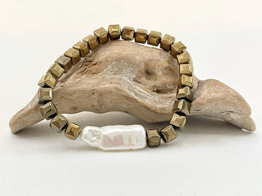 Armband aus echten Süßwasserperlen – Elegantes Armband mit Goldwürfeln und großer Perle - Armband Lula – Detailansicht Ella a...
