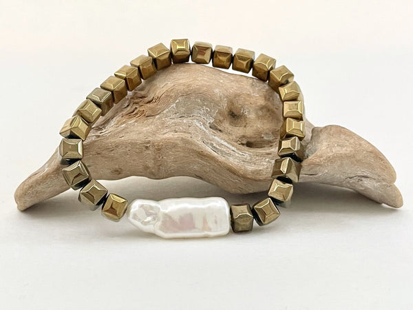 Elegantes Armband mit Goldwürfeln und großer Perle - Armband Lula