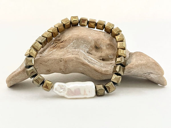 Elegantes Armband mit Goldwürfeln und großer Perle - Armband Lula
