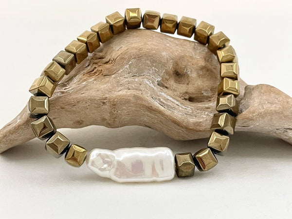 Elegantes Armband mit Goldwürfeln und großer Perle - Armband Lula