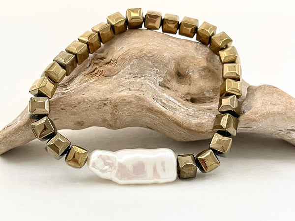 Elegantes Armband mit Goldwürfeln und großer Perle - Armband Lula