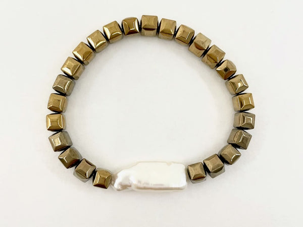 Elegantes Armband mit Goldwürfeln und großer Perle - Armband Lula