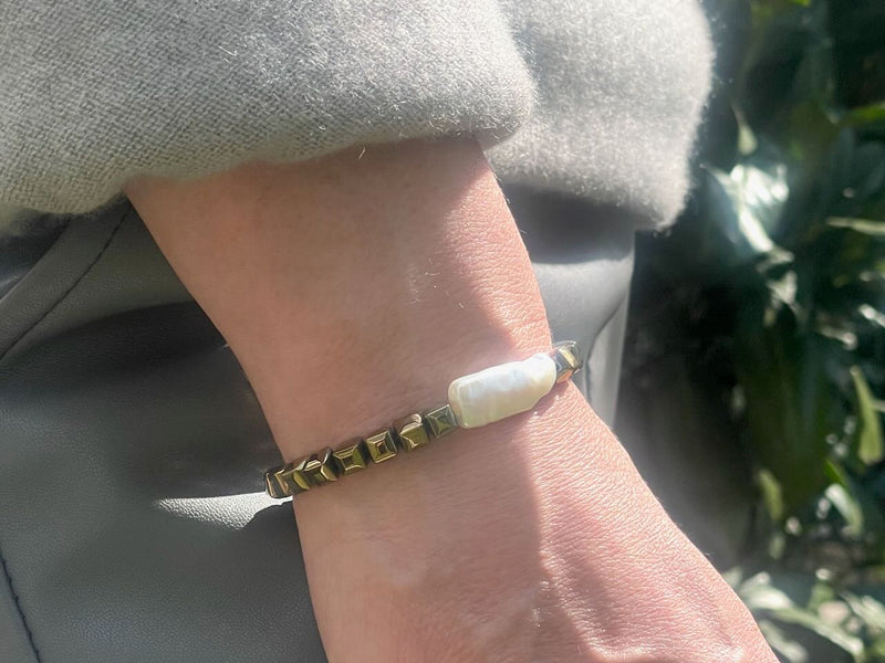 Elegantes Armband mit Goldwürfeln und großer Perle - Armband Lula