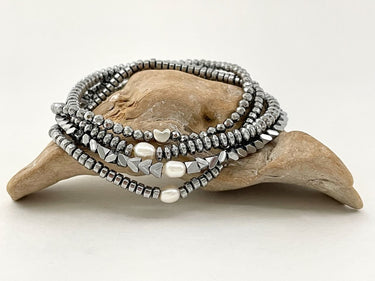 Armbandset aus echten Süßwasserperlen – Set aus 4 silbernen Armbändern mit Perlen -  Armband Set Elaine – Detailansicht Ella ...