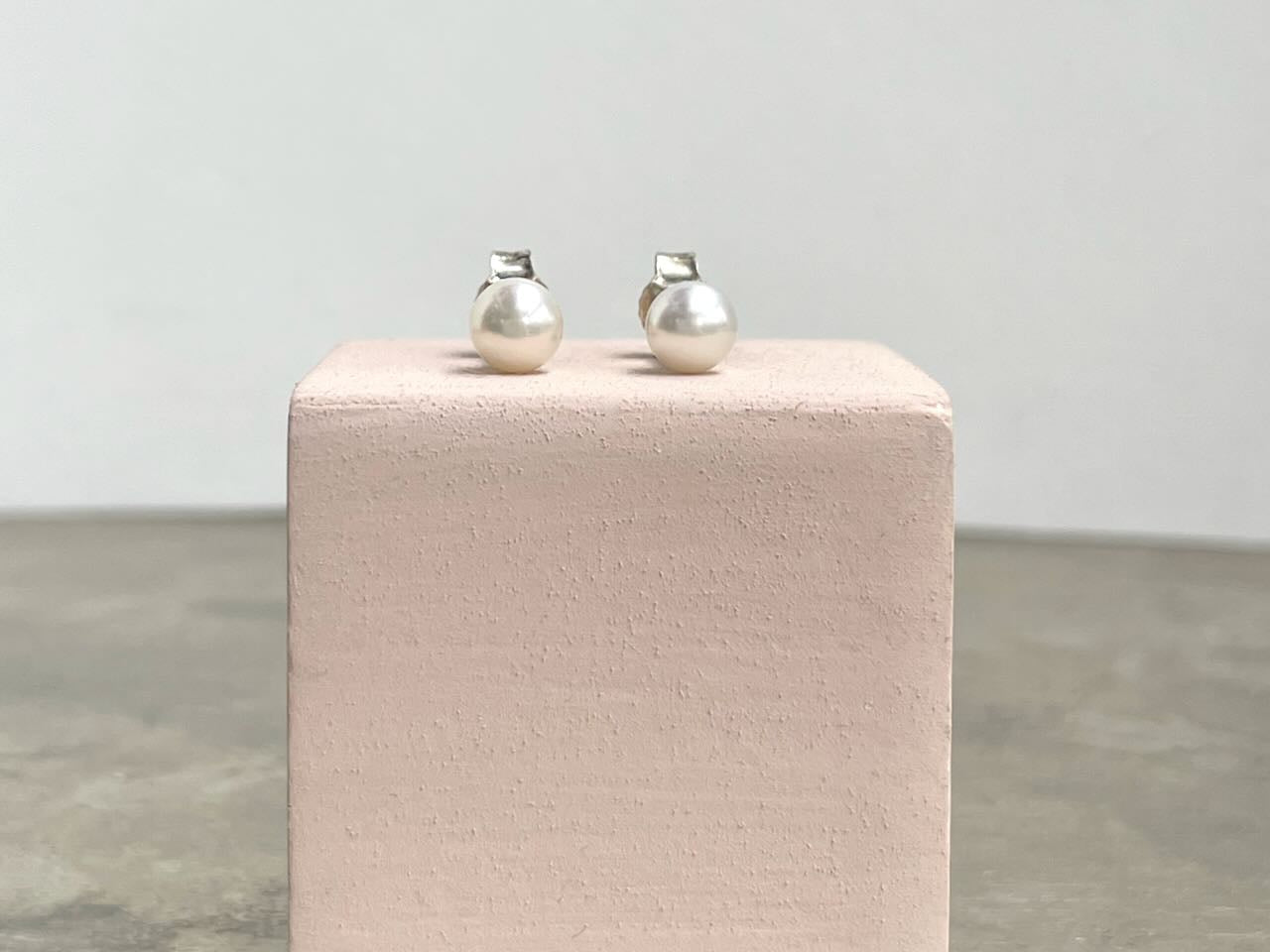 Perlohrstecker mit echten, weißen Perlen- klein und fein - Paloma 5 mm