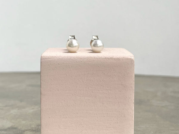 Perlohrstecker mit echten, weißen Perlen- klein und fein - Paloma 5 mm