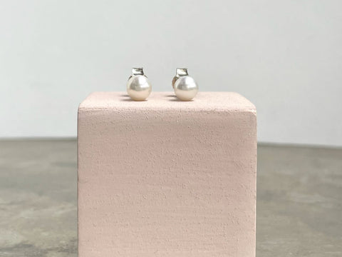 Perlohrstecker mit echten, weißen Perlen- klein und fein - Paloma 5 mm