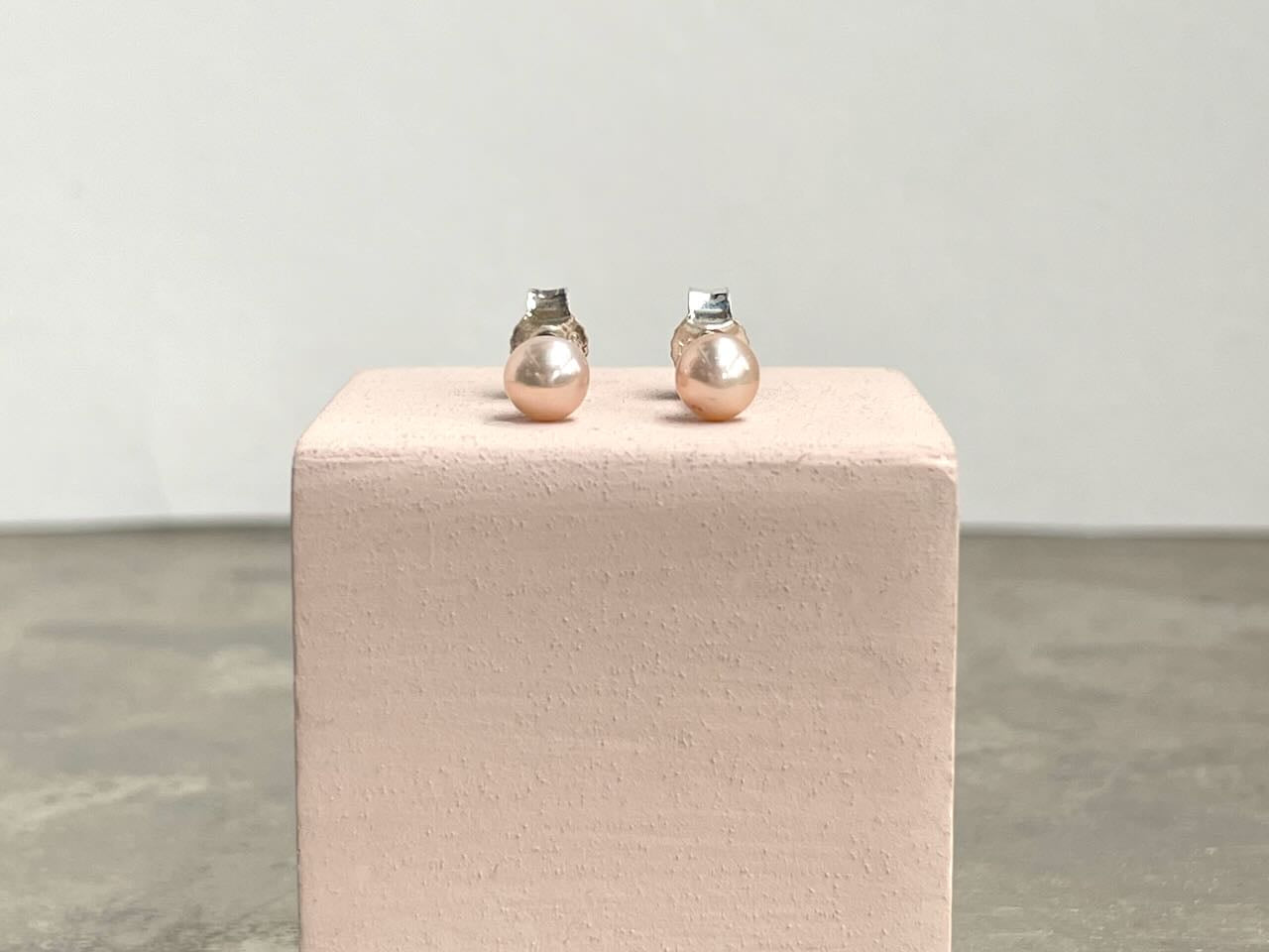 Der kleine feine Klassiker in rosé - Perlenohrstecker Patricia 5 mm