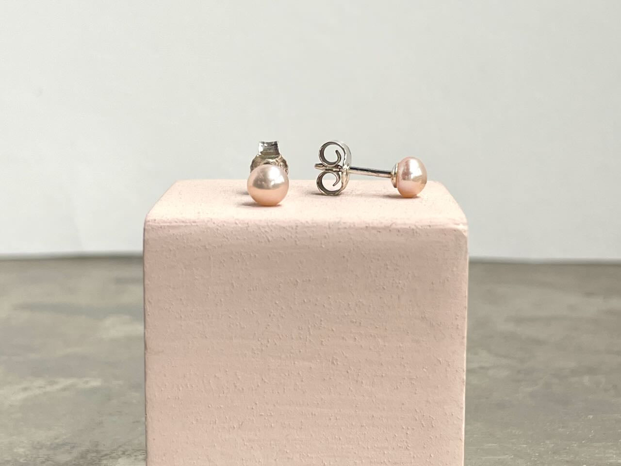Der kleine feine Klassiker in rosé - Perlenohrstecker Patricia 5 mm