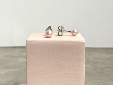 Ohrstecker aus echten Süßwasserperlen – Der kleine feine Klassiker in rosé - Perlenohrstecker Patricia 5 mm – Detailansicht E...