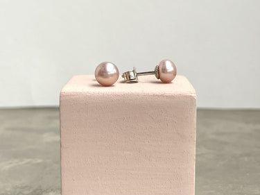 Ohrstecker aus echten Süßwasserperlen getragen – Perlohrstecker 6mm rosé Süßwasserperlen – Ohrstecker Patricia – Ella and Me ...