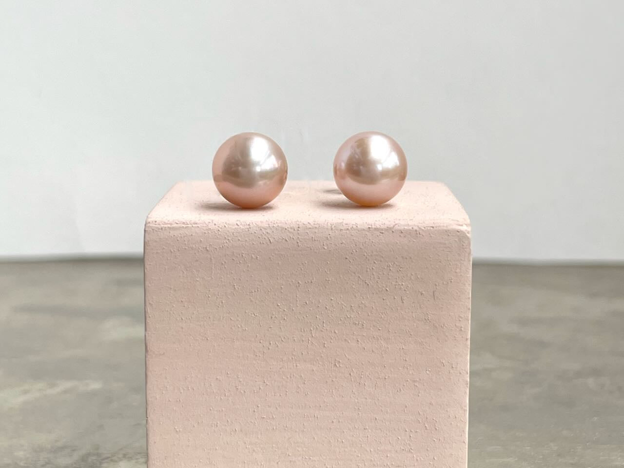 Klassische runde Perlohrstecker in zartem Rosé - Patricia 8 mm