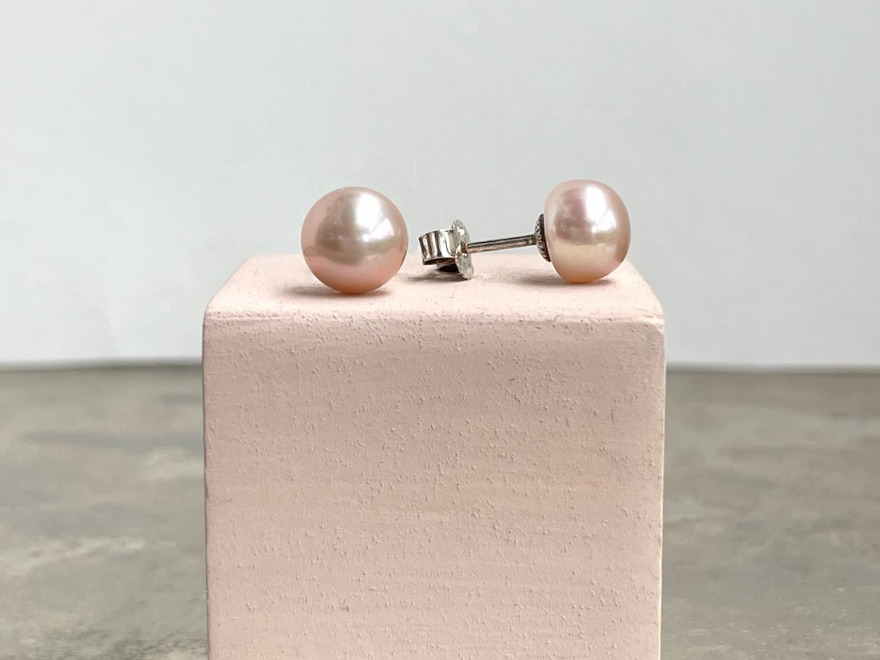 Klassische runde Perlohrstecker in zartem Rosé - Patricia 8 mm