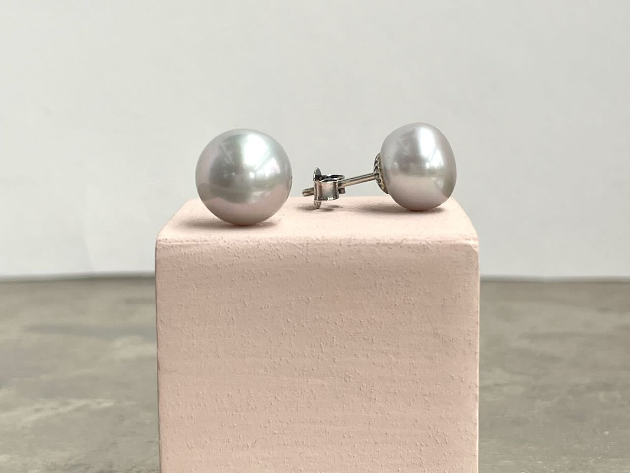 Edle Ohrstecker mit silbergrauen echten Perlen - Paula 10 mm