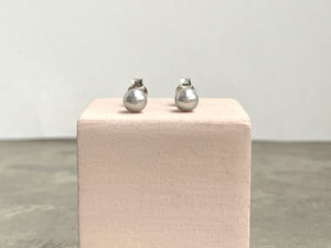 Zauberhafte, kleine Perlohrstecker aus echten grauen Perlen - Paula 5 mm