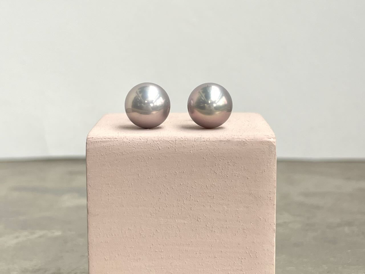 Wunderschöne Ohrstecker aus silbergrauen echten Perlen - Paula 8 mm