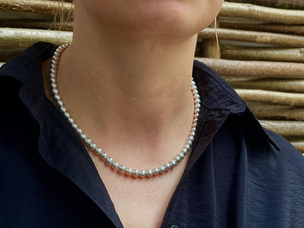 Zarte Süßwasserperlenkette in elegantem Grauton, Perlenkette Monja