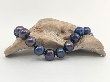 Perlenkette aus echten Süßwasserperlen – Halskette mit blau violetten, sehr besonderen Perlen - Perlenkette Noralie – Deta...