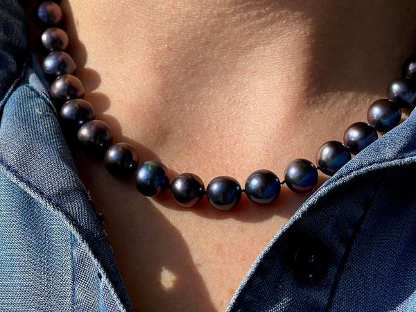 Halskette mit dunkelblauen, sehr besonderen Perlen - Perlenkette Noralie