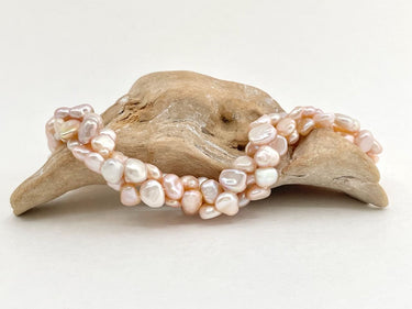 Perlenkette aus 3 Perlenstränge aus Keshiperlen in hellem Rosé, die auf zwei Arten zu tragen ist. - in sehr besonderes Schmuckstück, ein Unikat