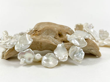 Sehr besondere Keshiperlen in freier Anordnung - eine Perlenkette, die auffällt,  ein Unikat