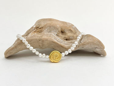 Perlenkette aus echten Süßwasserperlen – Zarte Perlenkette mit Goldmotiv aus der Inkazeit-Perlenkette Verona – Detailansicht ...